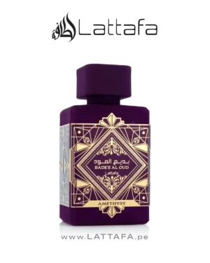 Perfume unisex Badee Al Oud Amethyst de Lattafa, frasco púrpura de 100 ml con diseño dorado, fondo blanco decorado con detalles árabes