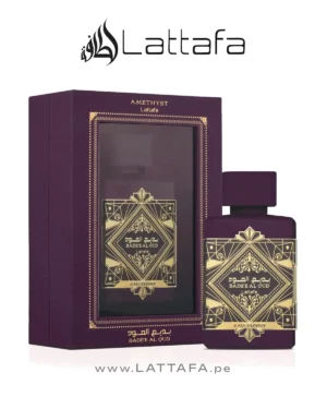 Perfume unisex Badee Al Oud Amethyst de Lattafa, frasco púrpura de 100 ml con diseño dorado, fondo blanco decorado con detalles árabes